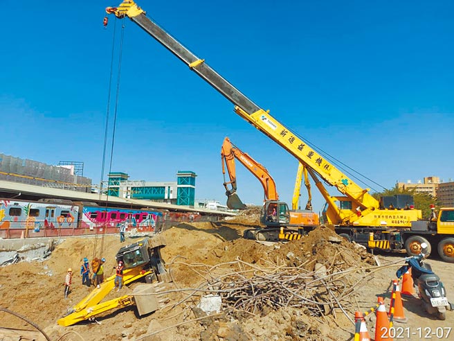 台南铁路地下化工程7日上午发生1辆怪手因土质松软，不慎倾倒。（铁道局南工处提供／曹婷婷台南传真）