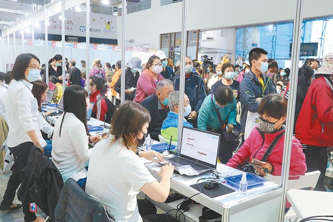 嘉义市政府11月15日推出「满千送百，好康嘉倍」活动，在民眾热情响应下，仅仅花了16天，总经费1800万元额度就兑换一空。（嘉义市政府提供／吕妍庭嘉义传真）