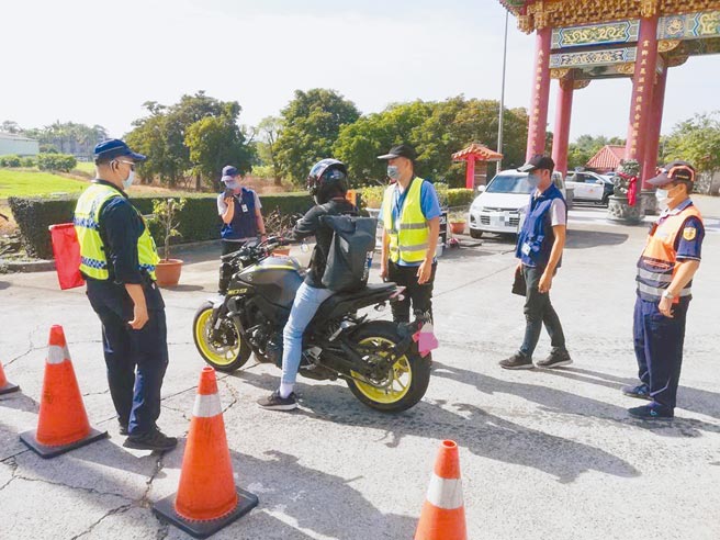 南橫梅山口至天池路段12月1日起開放通行，高雄市警方在當地實施交管，並加強攔車取締。（翻攝照片／石秀華高雄傳真）
