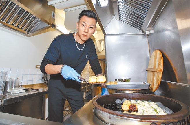 瘦子昨出席代言活动，现场挑战料理生煎包。（陈俊吉摄）