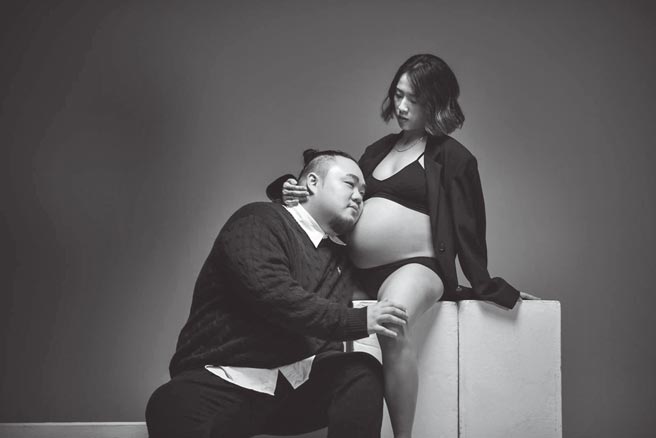 大渊（左）昨开心迎来儿子诞生，甜蜜晒出与老婆孕肚写真。（本色音乐提供）