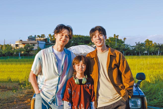 许光汉（右起）日前邀来白润音、张轩睿在新歌MV客串演出。（何乐音乐提供）