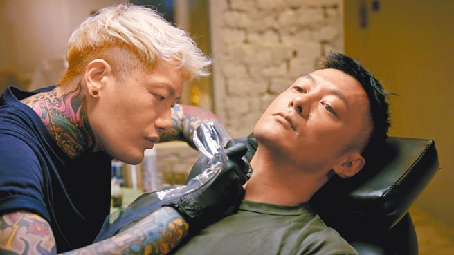 余文乐（右）脖子添上新刺青，是女儿的名字。（滚动工作室提供）