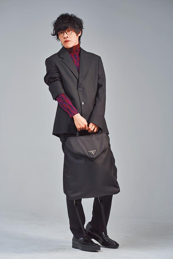 盧廣仲坦承以往戴粗框眼鏡是種保護色，現在他有自信，更勇於嘗試各種新造型，穿PRADA男裝展現時尚型男的一面。（JOJ PHOTO攝）