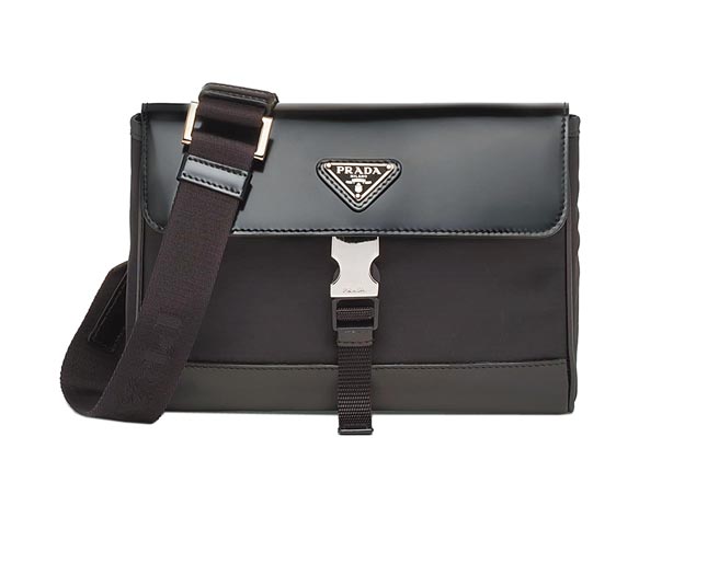 PRADA拋光牛皮再生尼龍肩背包，3萬8000元。（PRADA提供）