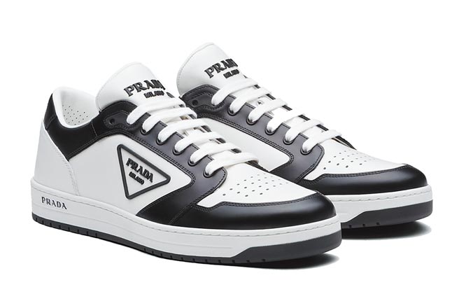 PRADA三角標誌拚色休閒鞋，3萬4500元。（PRADA提供）