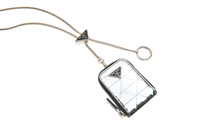 PRADA Spazzolato拋光牛皮多功能迷你小包，2萬6000元。（PRADA提供）