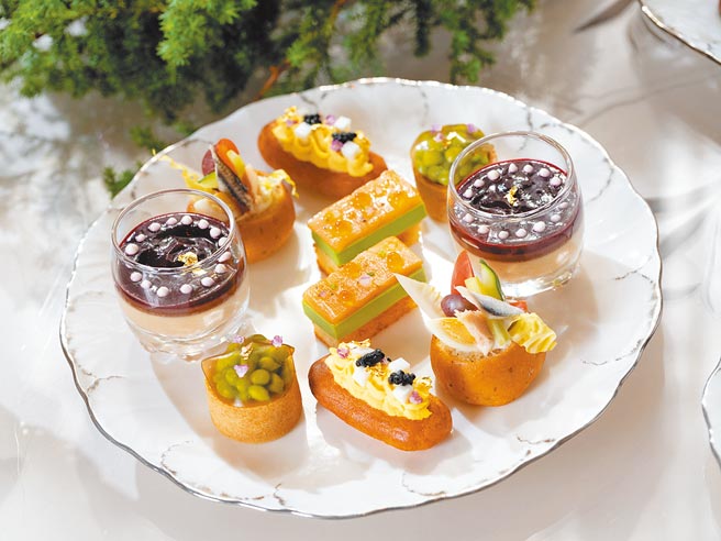「Cafe de Lugano」法籍主廚菲德烈克朱利安以鴨肝、煙燻鮭魚等食材，製出精緻可口的鹹點。（台北文華東方酒店提供）