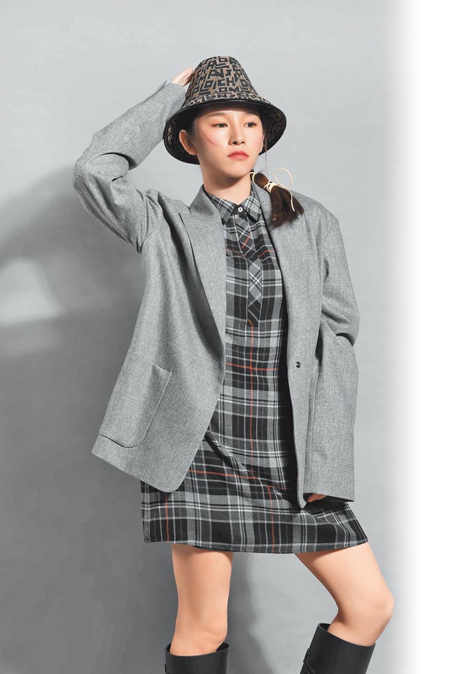 卢以恩着Longchamp 2021秋冬服装系列灰色西装外套、黑色长版格纹衬衫2万800元、黑色雨靴7200元、LGP提花帆布渔夫帽8100元。（摄影／石智中‧妆髮／高媛媛）