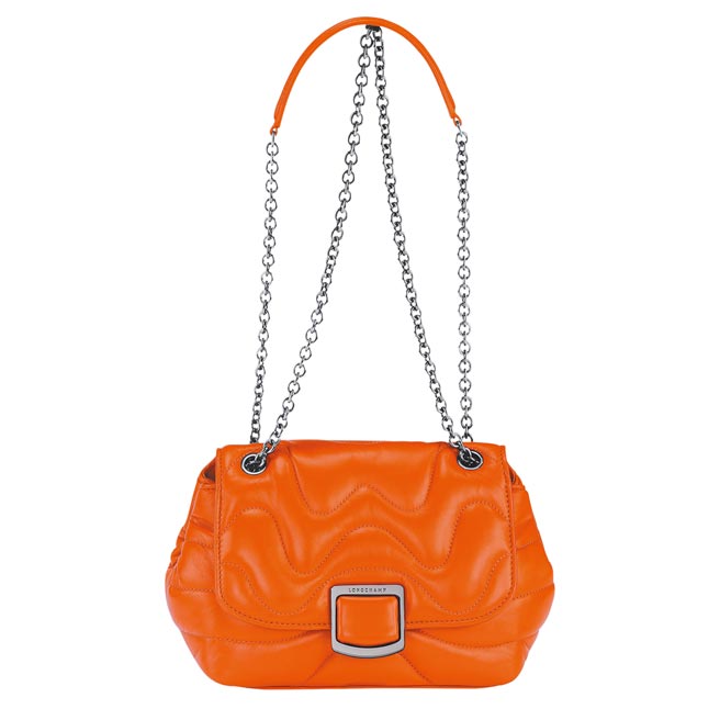 Longchamp BRIOCHE COCOON系列S橘色斜背袋，2万6900元。（Longchamp提供）
