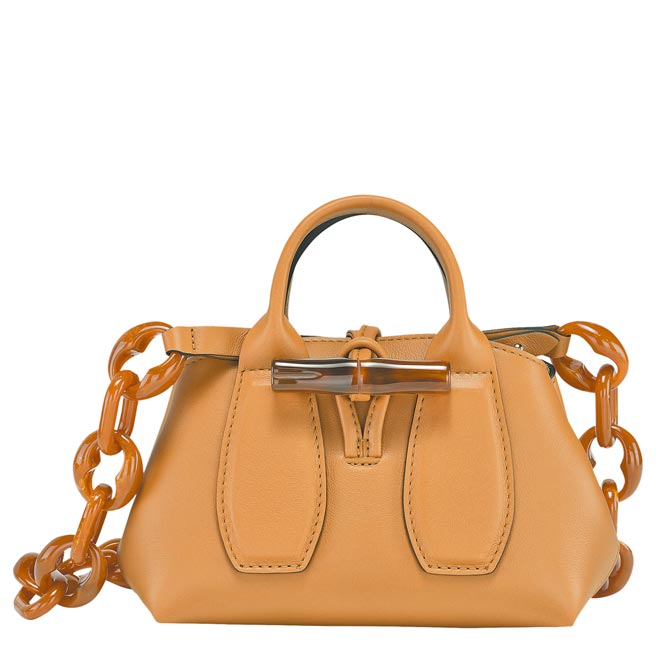 Longchamp ROSEAU CHAINE系列XS黄褐色手提包，2万2200元。（Longchamp提供）