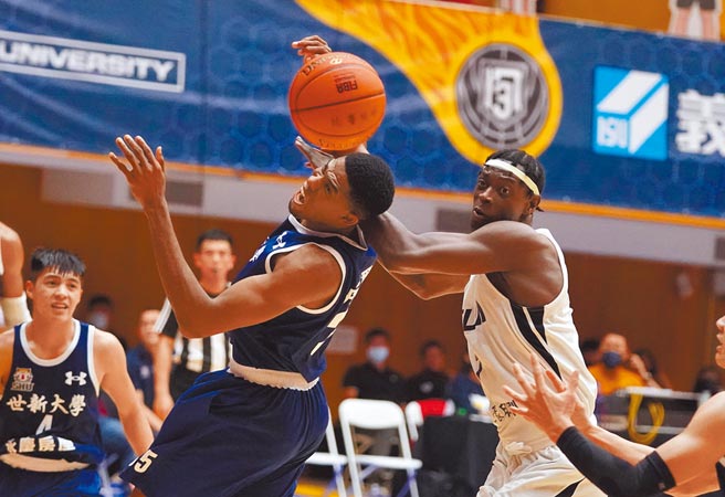 台灣藝大阿拉薩（右）與世新大學丹尼爾攻防都有精彩表現。（大專體總提供）
