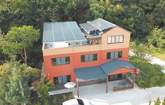 緯鴻太陽能發電場 高效率