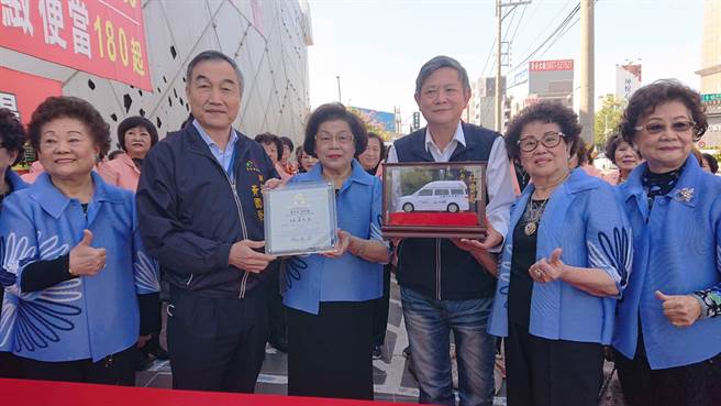前立委蔡铃兰（左三）号召社会团体捐赠復康巴士给台中市政府，由台中市副市长黄国荣（左二）代表受赠。
照片/中华妇女经贸文化交流协会提供
