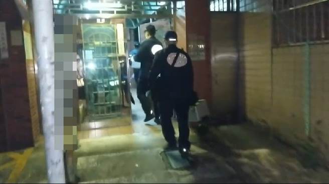 警方8日晚间前往符嫌的住处攻坚，失智的符母见到大批警力面露惊慌神情。（民眾提供）