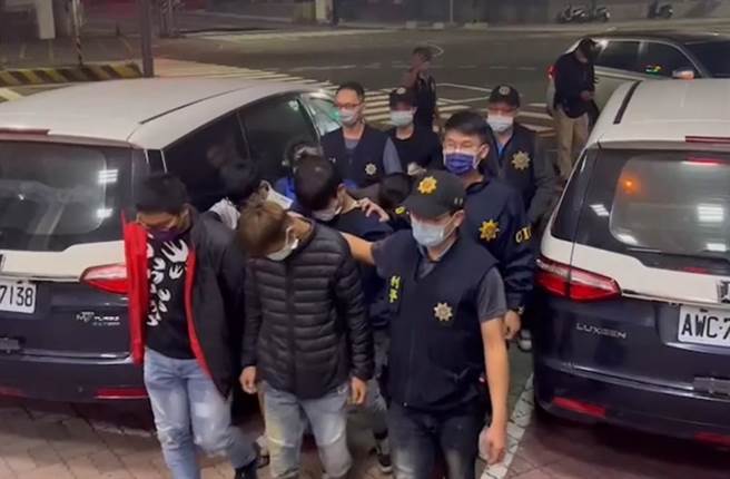 高雄市冈山区深夜不平静，一群男子8日深夜在阿公店水库管理处旁停车场旁谈判破裂后打架，警方在案发后迅速带回8名嫌疑人厘清案情。（翻摄照片／林瑞益高雄传真）