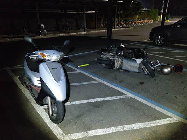 高雄市冈山区深夜不平静，一群男子8日深夜在阿公店水库管理处旁停车场旁谈判破裂后打架，现场机车被砸毁。（翻摄照片／林瑞益高雄传真）