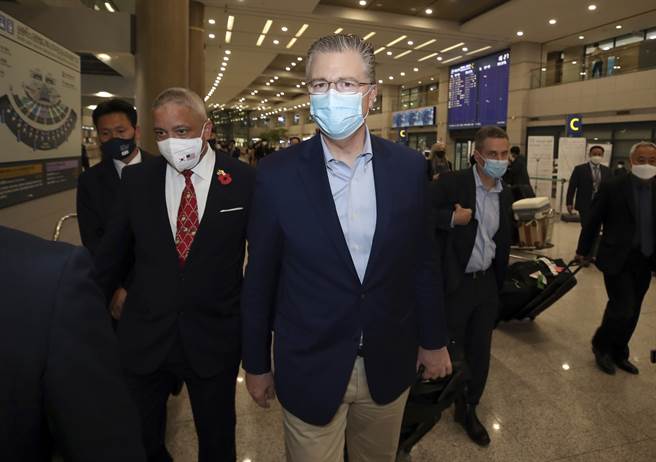 兩岸情勢持續升高，引發華府關切。美國國務院亞太助卿康達今天表示，美國公開與私下都敦促北京履行承諾，和平解決兩岸議題。他警告，中國若武力犯台會是重大錯誤，將有嚴重後果。