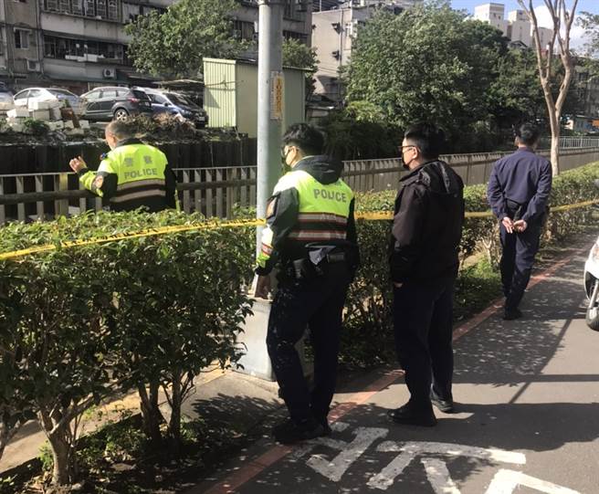 新北市永和区保平路旁的瓦磘沟8日发现一具仅剩身体躯干的浮尸，警方获报后到场拉起封锁线处理。（中时资料照／民眾提供）