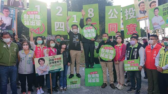 台南市長黃偉哲（中間最高者）站在街頭與民進黨各級民代、參選人高喊公投4不同意。（程炳璋攝）