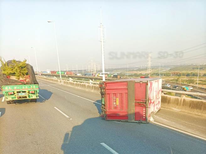 國道3號北上彰化路段9日上午發生貨車自撞翻車事故。（圖／中彰投聯合路況資訊中心）