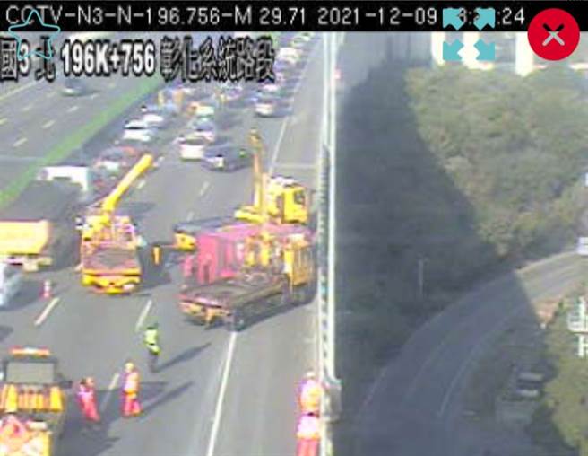 國道3號北上彰化路段9日上午發生兩起車禍，其中一起為三車追撞，造成後方車流回堵。（圖／中彰投聯合路況資訊中心）