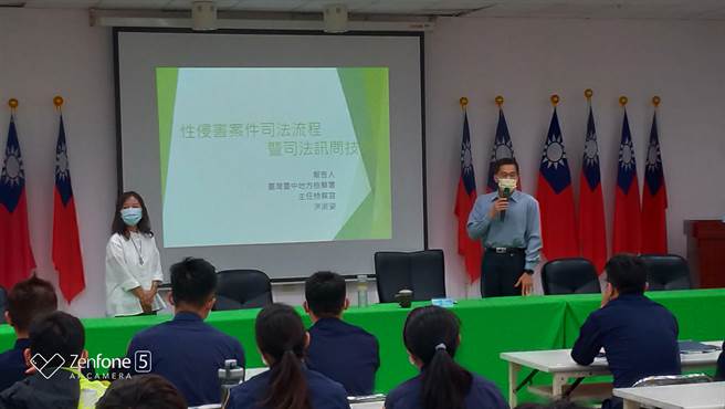 台中市警察局第六分局特請台中地方檢察署主任檢察官洪淑姿擔任講習的講師，講授相關法條及辦案技巧。（民眾提供／盧金足台中傳真）