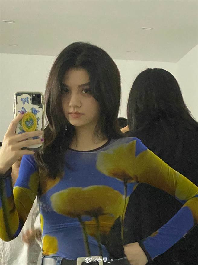 春夏身上有一种天真和邪恶交织的气质。（图／微博@春夏）