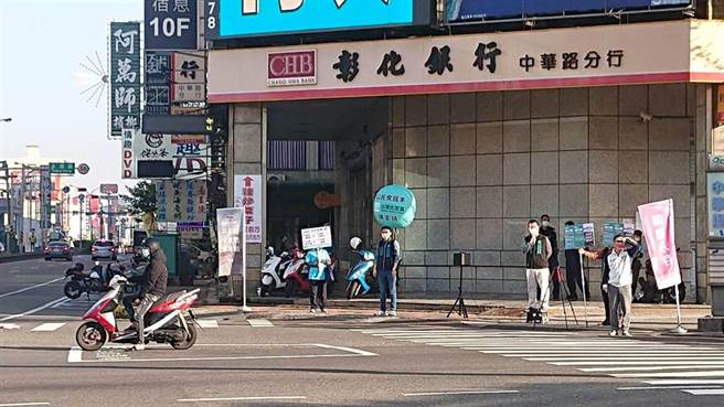 民眾黨公投宣講同一時間剛好在民進黨的對街路口。（程炳璋攝）
