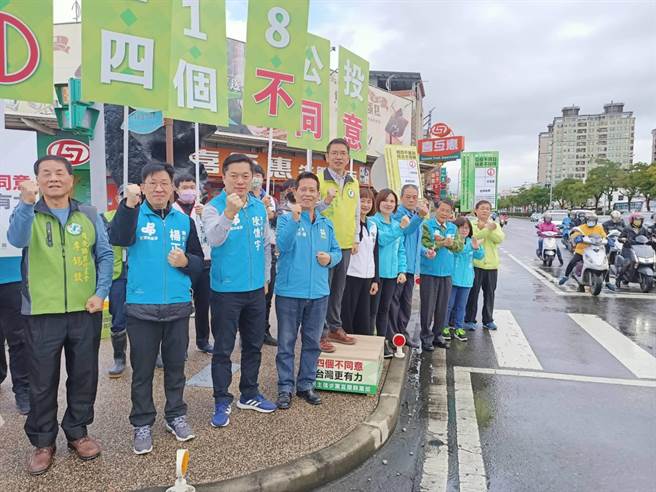 宜兰市长江聪渊会同部分民进党的党、公职人员站在街头宣传公投案「不同意」的立场 。（胡健森摄）