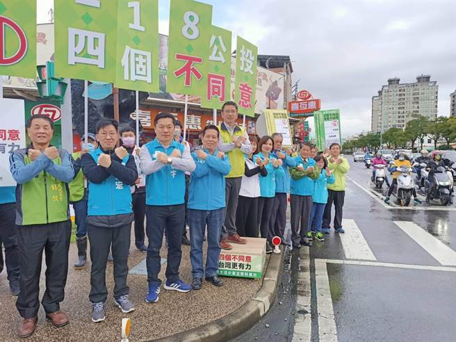   宜兰市长江聪渊会同部分民进党的党、公职人员站在街头宣传公投案「不同意」的立场 。（胡健森摄）