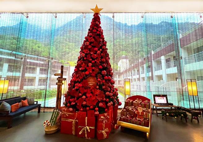 太鲁阁晶英酒店以「书架上的小精灵」(Elf On the Shelf) 为主题，在山中打造一座充满童趣的圣诞精灵城。（太鲁阁晶英提供）
