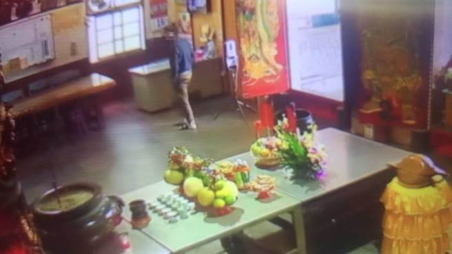 罗姓嫌犯利用钓鱼方式取出香油钱。（翻摄照片／李京升苗栗传真）