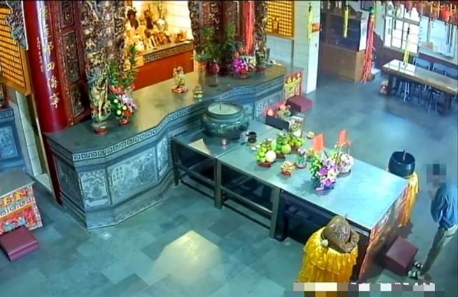 监视器拍下罗男犯案过程。（翻摄照片／李京升苗栗传真）