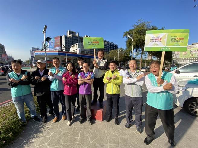 民进党新竹县党部9日一早，在竹北市文兴路、自强南路口举办街头宣讲活动，呼吁大眾在公投4个议题，通通投下不同意票。（翻摄照片）