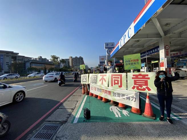 民进党新竹县党部9日一早，在竹北市文兴路、自强南路口举办街头宣讲活动，呼吁大眾在公投4个议题，通通投下不同意票。（翻摄照片）