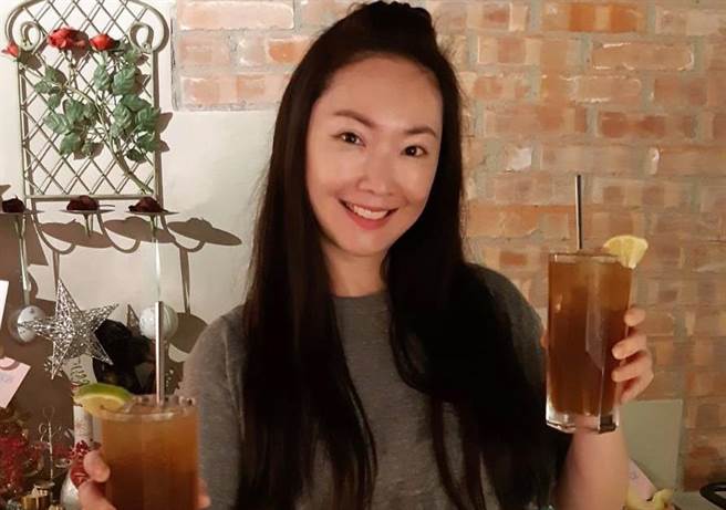 王俐人和演员男友林琮轩登记结婚。(图/翻摄自王俐人脸书)