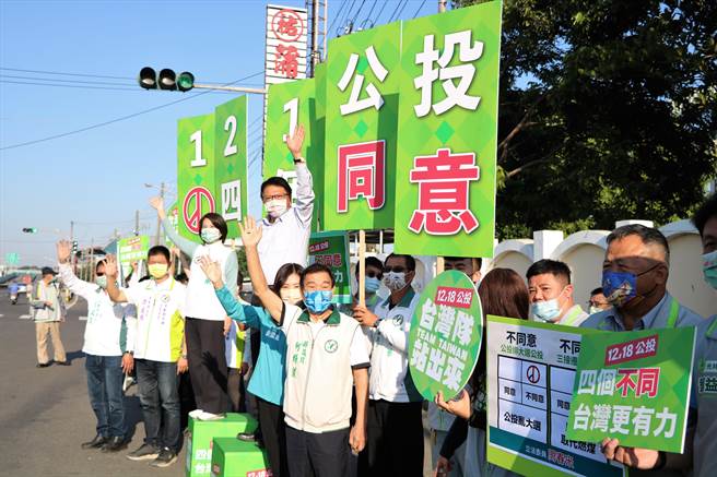 民进党9日发动全台党公职站出街头宣讲，屏东县长潘孟安与立委周春米一早站在双园大桥旁大喊「四个不同意，台湾更有力」。（谢佳潾摄）