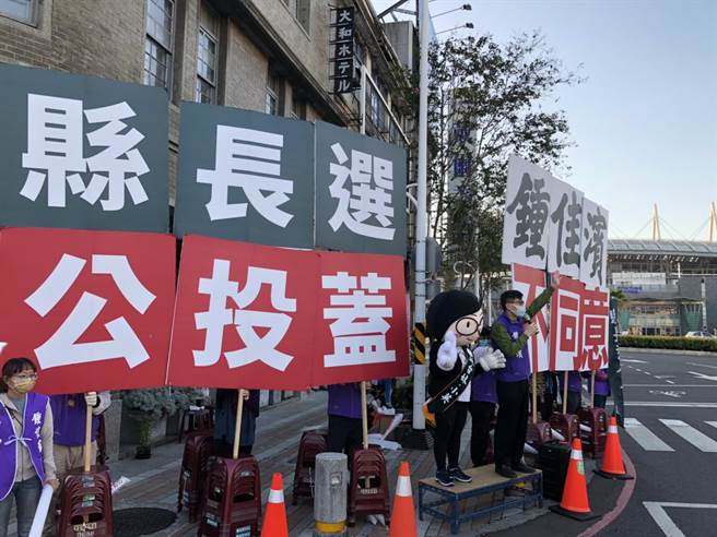 立委锺佳滨在屏东火车站大喊「公投投不同意，县长选锺佳滨」后，赶到核三厂展开民主急行军。（锺佳滨团队提供／谢佳潾屏东传真）