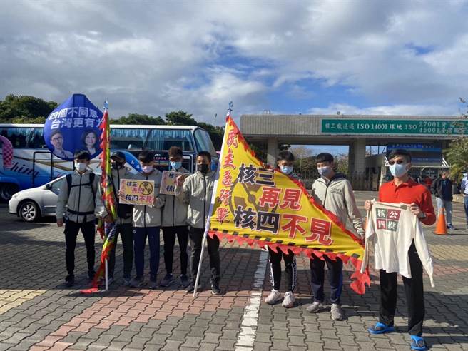 立委锺佳滨在屏东火车站大喊「公投投不同意，县长选锺佳滨」后，赶到核三厂展开民主急行军。（锺佳滨团队提供／谢佳潾屏东传真）