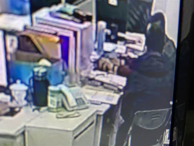  埔里警方不敢大意，調閱相關監視器深入追查，葉男才坦承因沒錢搭計程車返回南投，異想天開報案想請警載。（民眾提供／吳建輝彰化傳真）