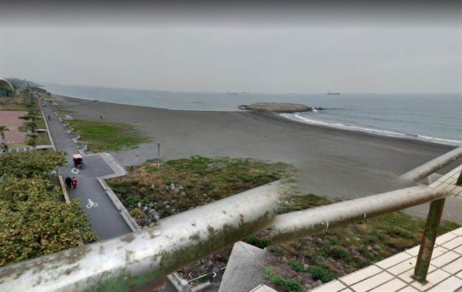 高雄旗津贝壳馆前沙滩9日上午惊见女浮尸，警方初判无外伤，身份及死因仍待调查。（取自GoogleMap／袁庭尧高雄传真）