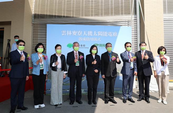 民进党籍立委、前云林县长苏治芬（右一）经常在脸书贴文评论时指涉「云林张家」，图为今年10月天鸡太阳能电厂启用时，与县长张丽善（左二）同框。（本报资料照片）