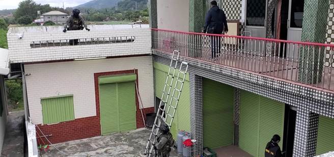 台东县鹿野乡1处民宅有诈骗集团活动，机房隐身在树林农舍，台东县警察局关山分局7日会同相关单位攻坚。（台东县警局提供／蔡旻妤台东传真）