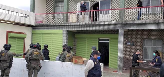 台东县鹿野乡1处民宅有诈骗集团活动，机房隐身在树林农舍，台东县警察局关山分局7日会同相关单位攻坚。（台东县警局提供／蔡旻妤台东传真）