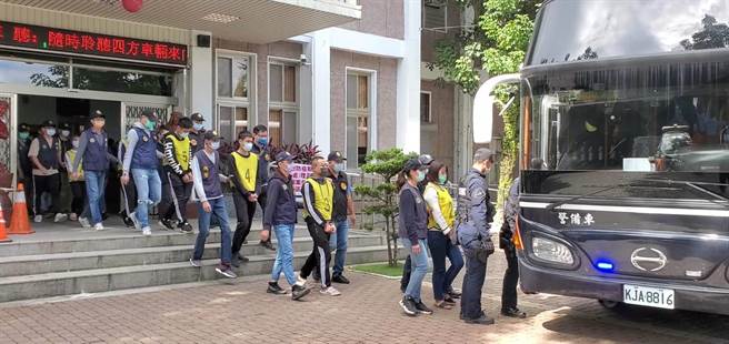 台东县鹿野乡1处民宅有诈骗集团活动，机房隐身在树林农舍，台东县警察局关山分局7日会同相关单位攻坚。（台东县警局提供／蔡旻妤台东传真）