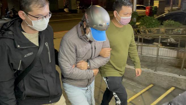警方9日凌晨帶符姓男子回永和警分局偵訊。（葉書宏攝）