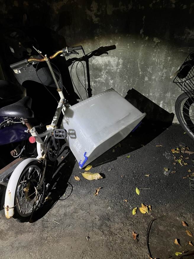 警方查获符姓男子装置尸块的白色置物箱。（翻摄）