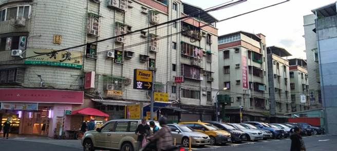 新北住都中心进驻 芦洲海砂屋一条街都更露曙光。（新北住都中心提供）