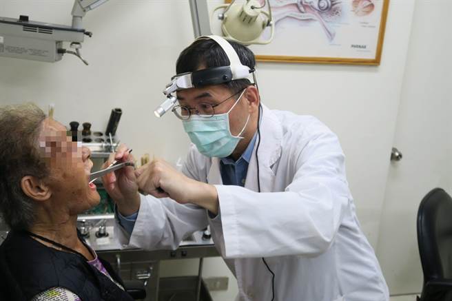 82歲的林老阿嬤因為口內的假牙太老舊，內鉤變形後不斷刮傷右舌，導致反覆發炎、潰瘍，最後竟因此罹患舌癌。（謝瓊雲攝）